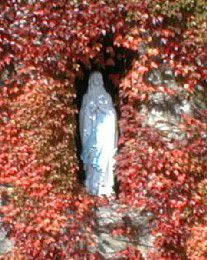 ルルドのマリア像（秋）
