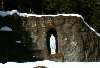 ルルドのマリア像（冬）